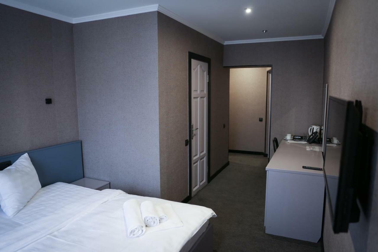Olympica Hotel Almaty Esterno foto